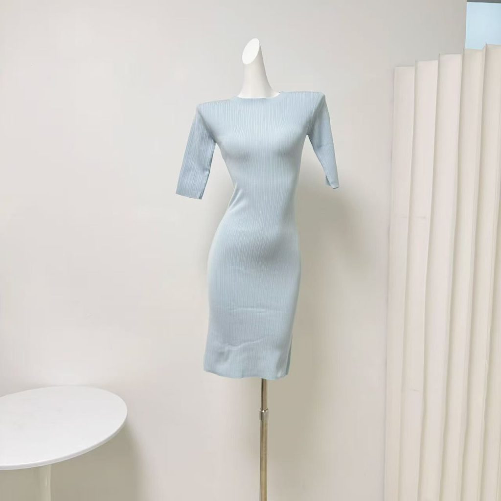 Yuyueer Sweet Round Neck Slim Fit Knit Dress with Seven-Tenth Sleeves and Waist-Cinching Bodycon Mid Skirt