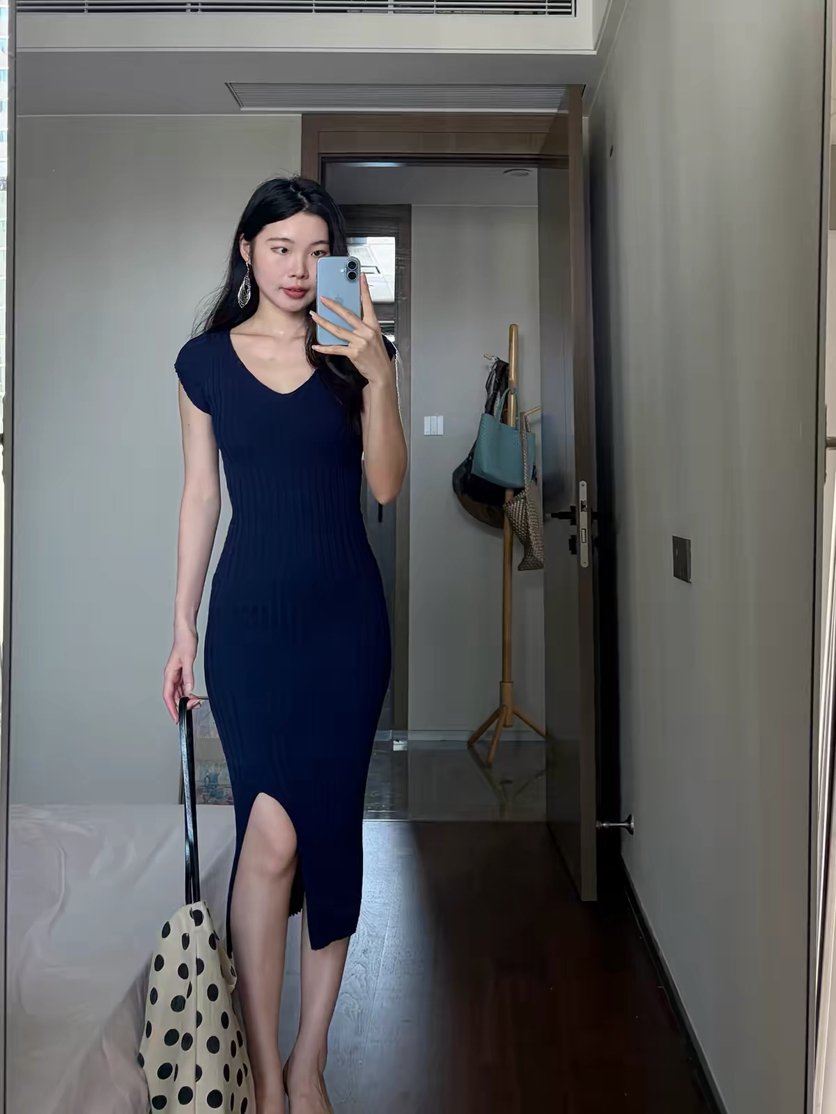 Minimalist V-Neck Sleeveless Knit Dress for Women - Image 4